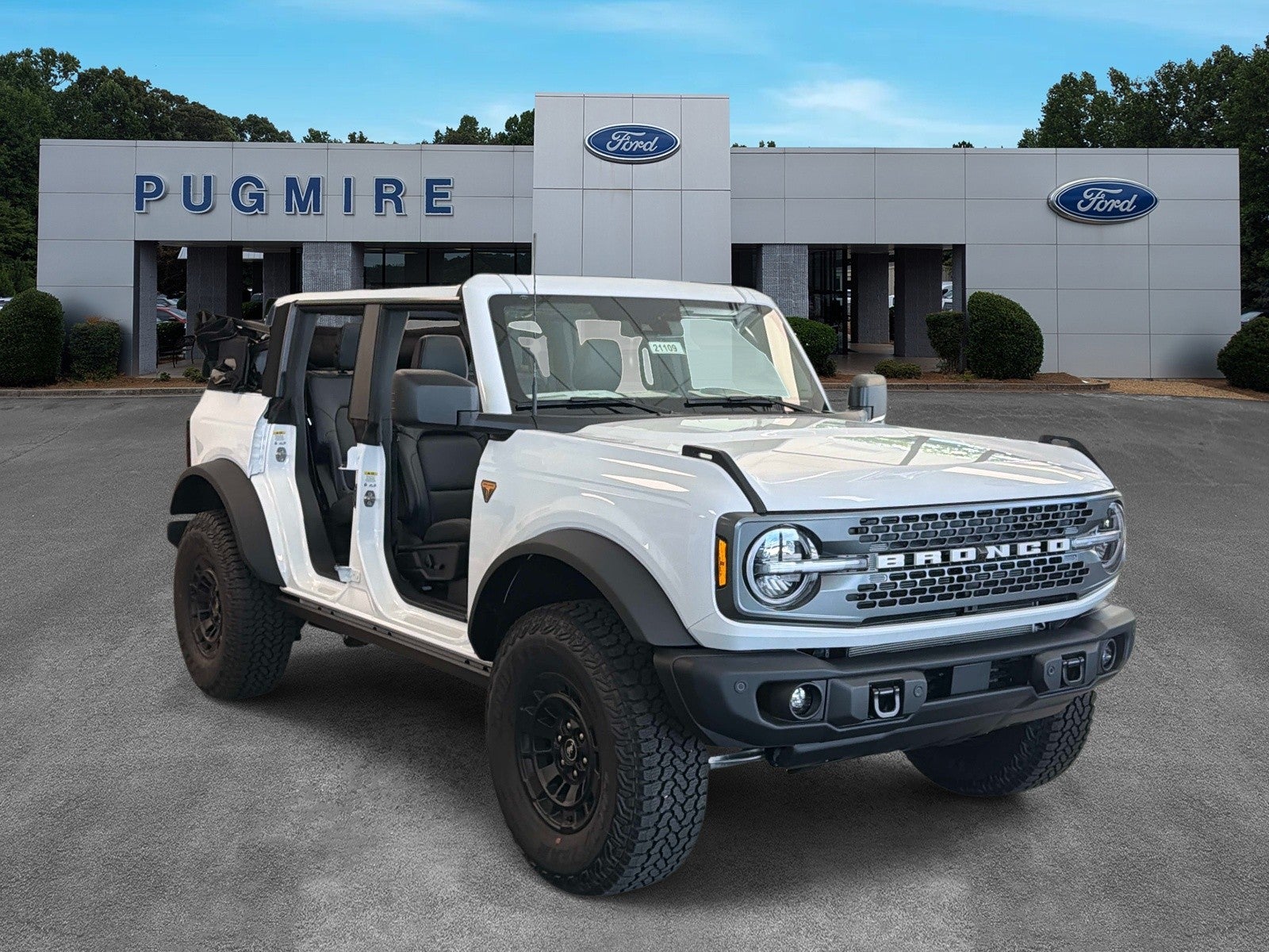 2025 Ford Bronco BADLANDS 4 DOOR ADVANCED in Oxford White — front three-quarter view