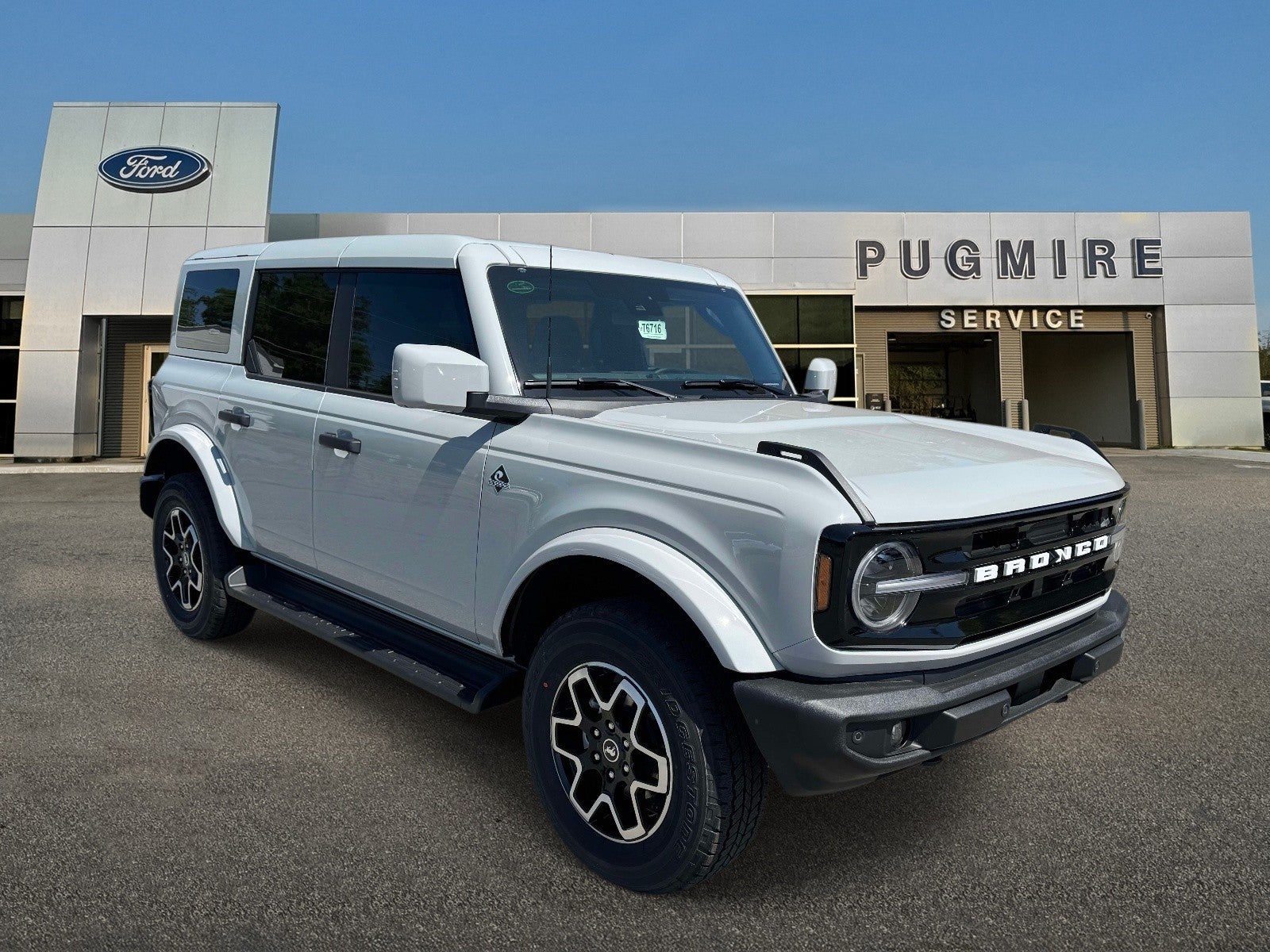 2026 Ford Bronco OUTER BANKS 4 DOOR 4X4 in Avalanch Gray — front three-quarter view