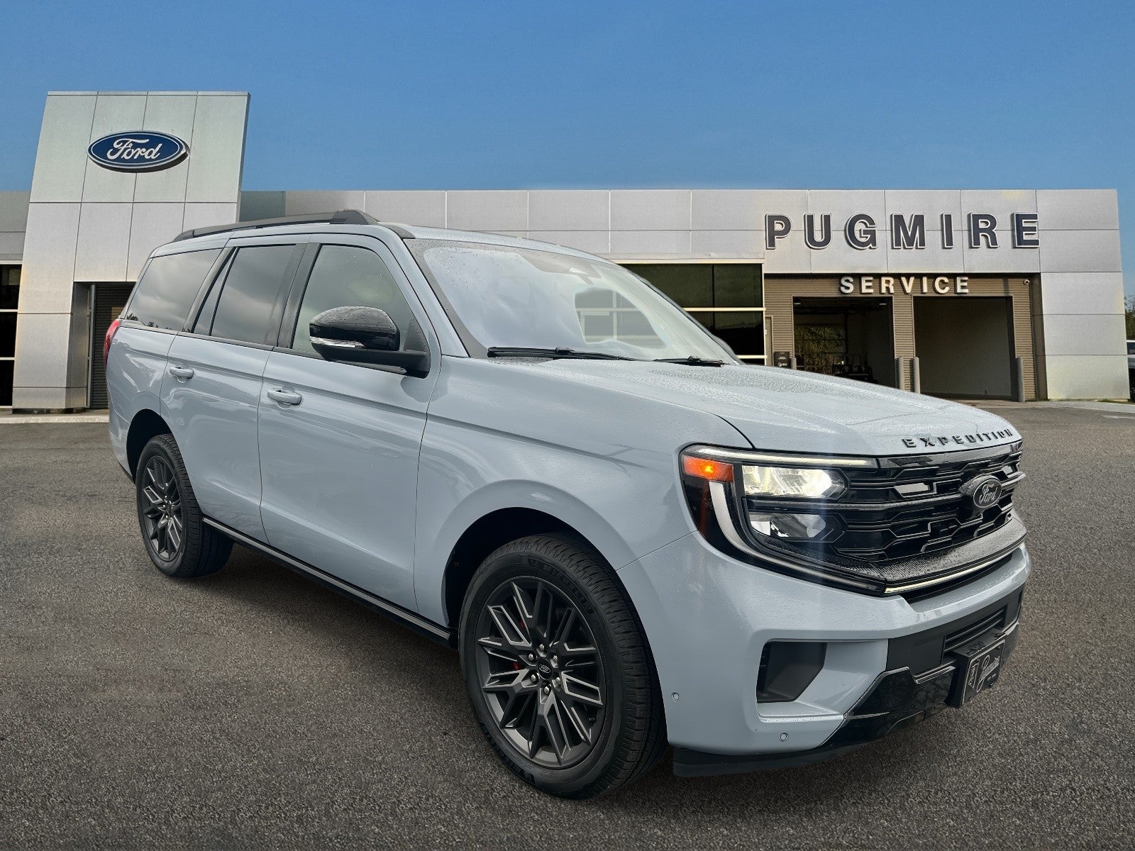 2025 Ford Expedition PLATINUM 4X4 in Glacier Gray Metallic Tc — front three-quarter view