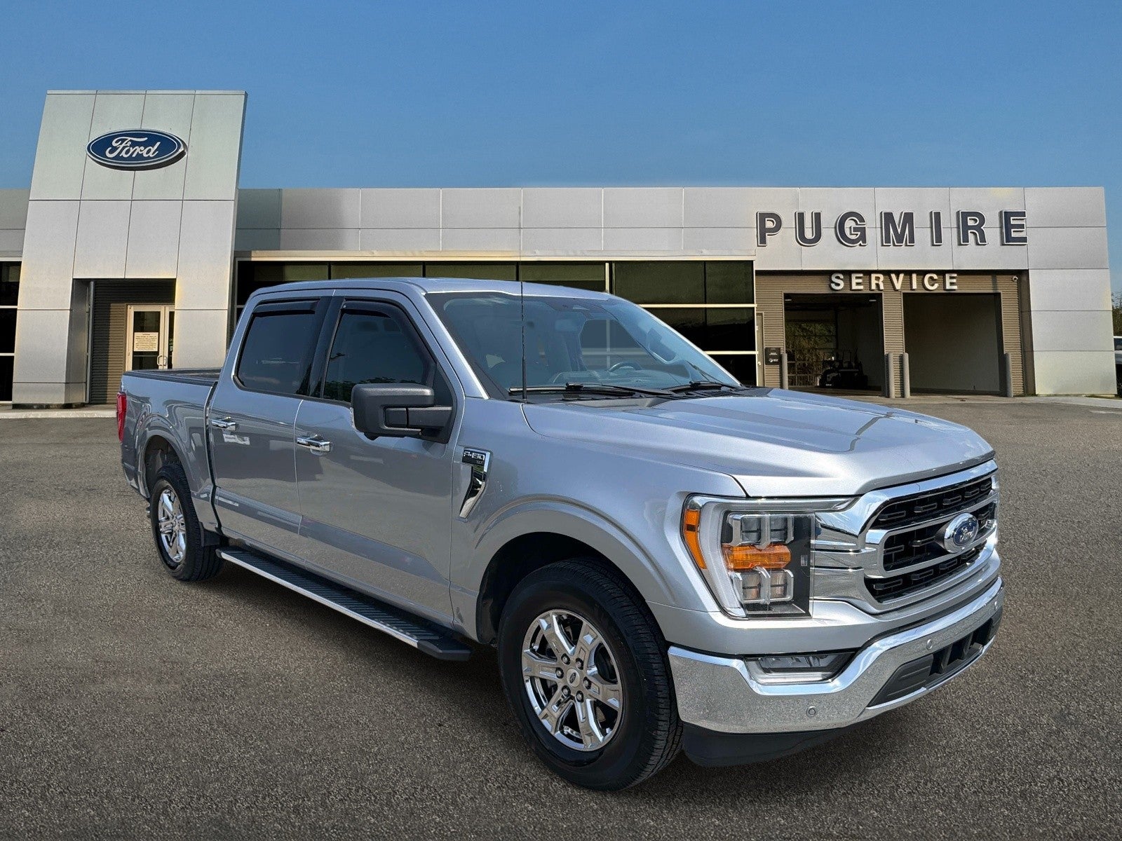 2022 Ford F-150 LARIAT 2WD SUPERCREW 6.5' in Silver — front three-quarter view